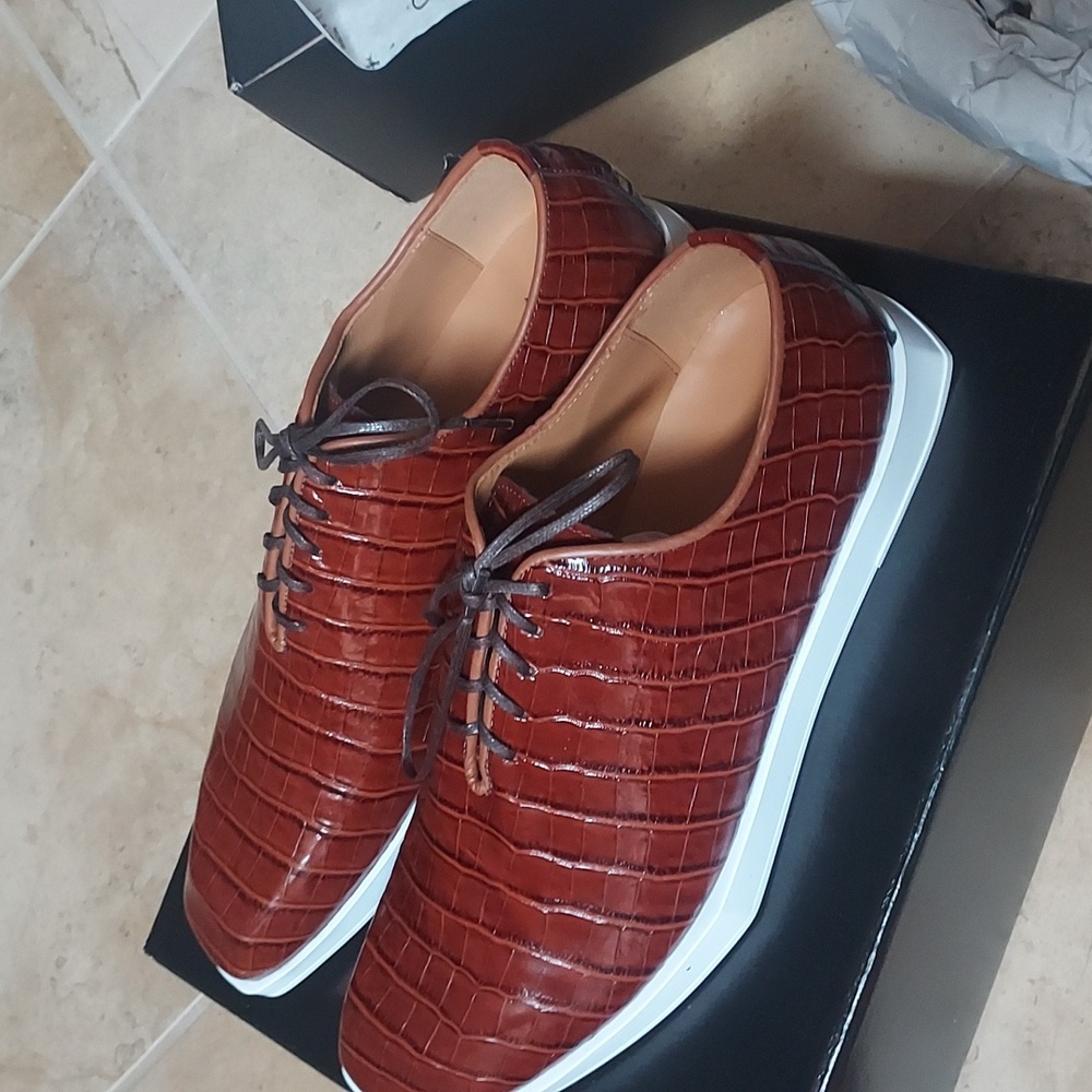 Mens Size 11 Alligator sneakers